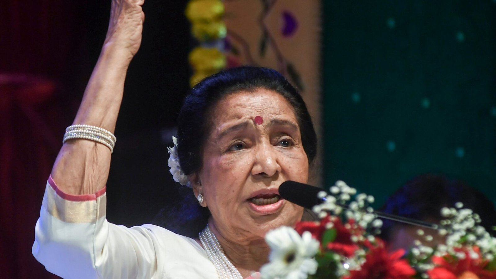 Asha Bhosle, Asha Bhosle news, Asha Bhosle latest updates, Asha Bhosle death rumors, Asha Bhosle health, Is Asha Bhosle alive, Asha Bhosle biography, Asha Bhosle songs, Asha Bhosle age, Legendary Indian singer,