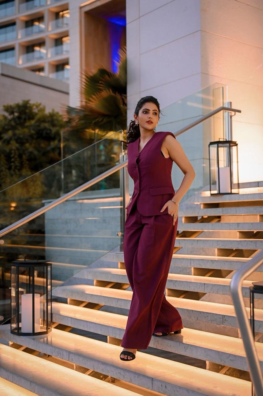 Athulya Ravi (born 21 December 1992) is an Indian actress who has predominantly works in Tamil & Telugu films. She made her debut with the film Kadhal Kan Kattudhe in 2017 and went on to appear in films including Yemaali (2018) and Naadodigal 2 (2019).