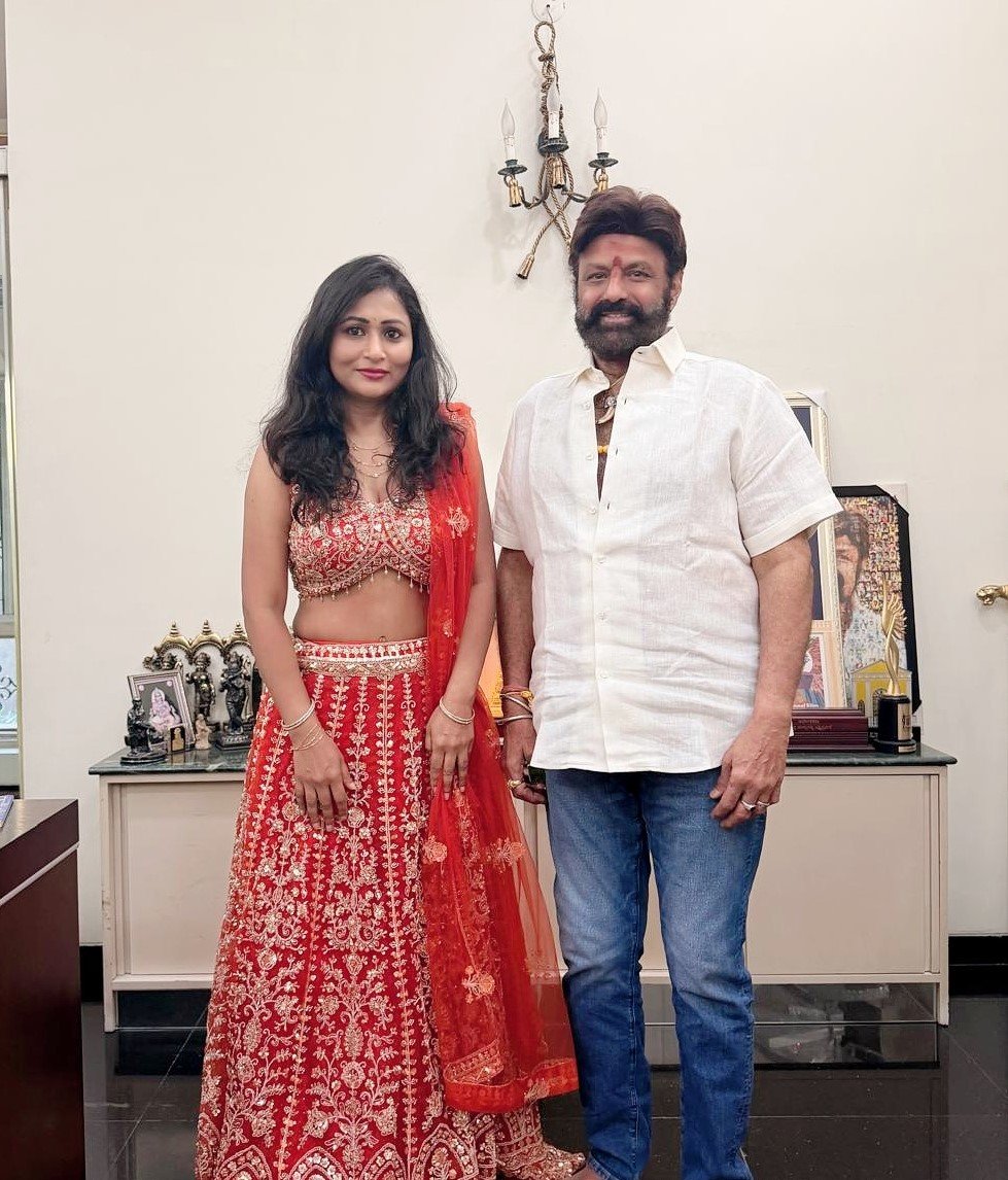 Nandamuri BalakrishnaBalakrishna viral video
Balakrishna interview
Joe Sharma
American girl reaction
Telugu cinema
Tollywood stars
Balakrishna fans
Viral moments 2026
Indian celebrity reactions
Telugu actor Balakrishna
Balakrishna speech
Trending videos India